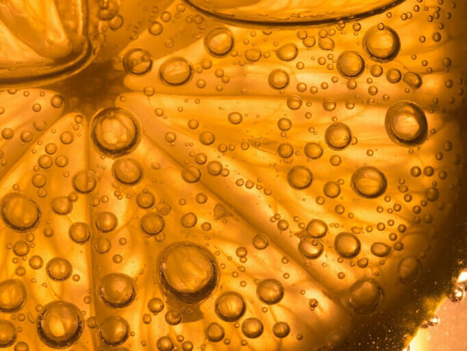 Spritzige Orangenscheibe mit Safttröpfchen